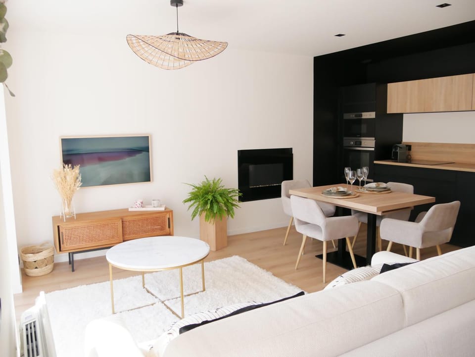 Kitchen or kitchenette, Living room, Dining area, minibar, pet friendly