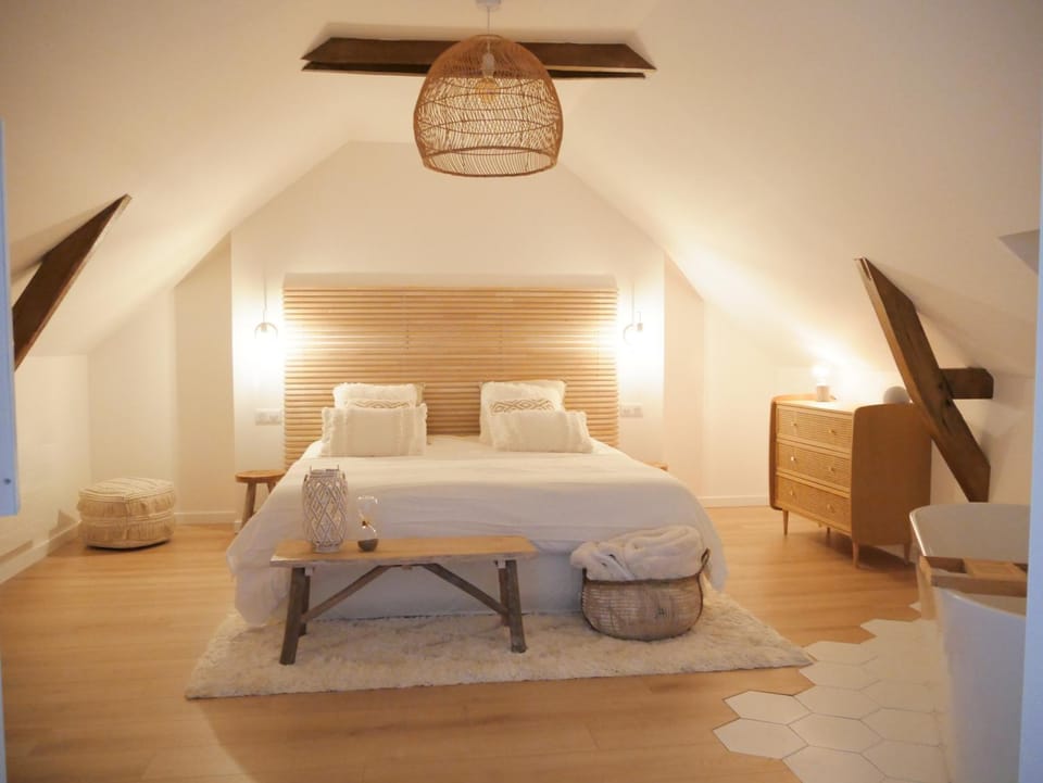 Bed, Photo of the whole room, Bedroom