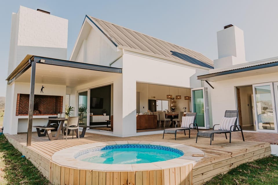 Property building, Patio, Balcony/Terrace, Swimming pool, sunbed