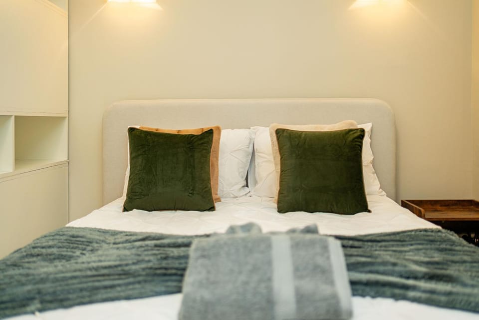 Elegant Art Deco whole apartment - walking distance to Holland Park, Hyde Park, Nottinghill, Kensington, Bayswater, Paddington Apartment in City of Westminster