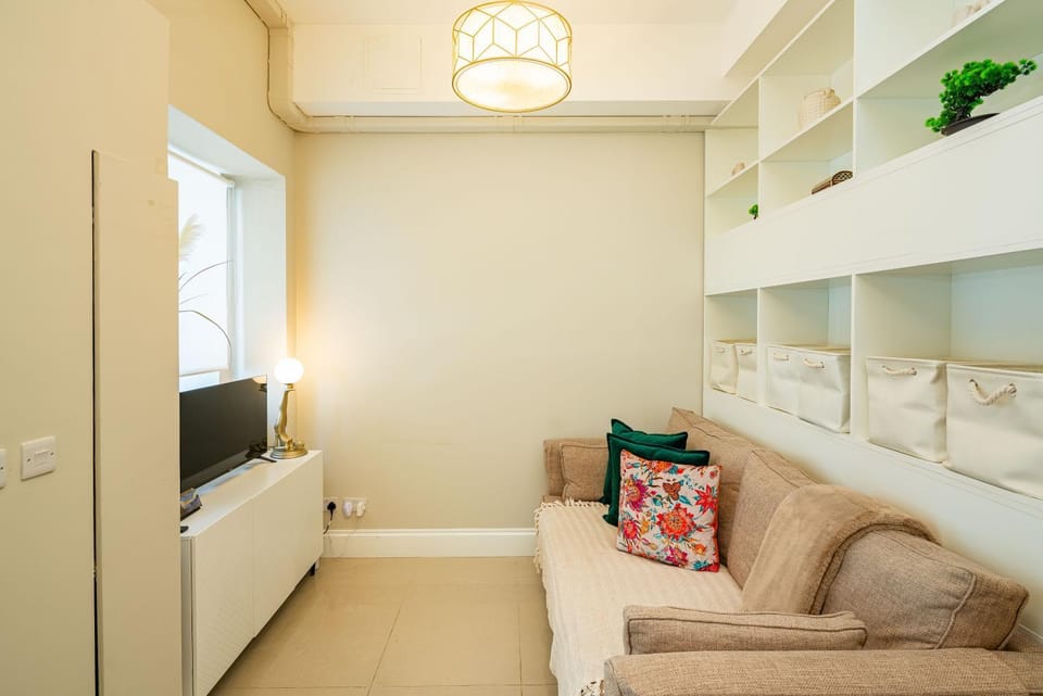 Elegant one-bed Zone 1 apartment - walking distance to tube station, Holland Park, Hyde Park, Nottinghill, Kensington Apartment in City of Westminster
