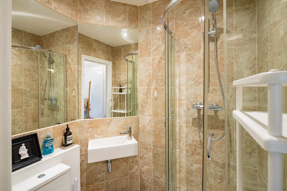 Elegant Art Deco whole apartment - walking distance to Holland Park, Hyde Park, Nottinghill, Kensington, Bayswater, Paddington Apartment in City of Westminster