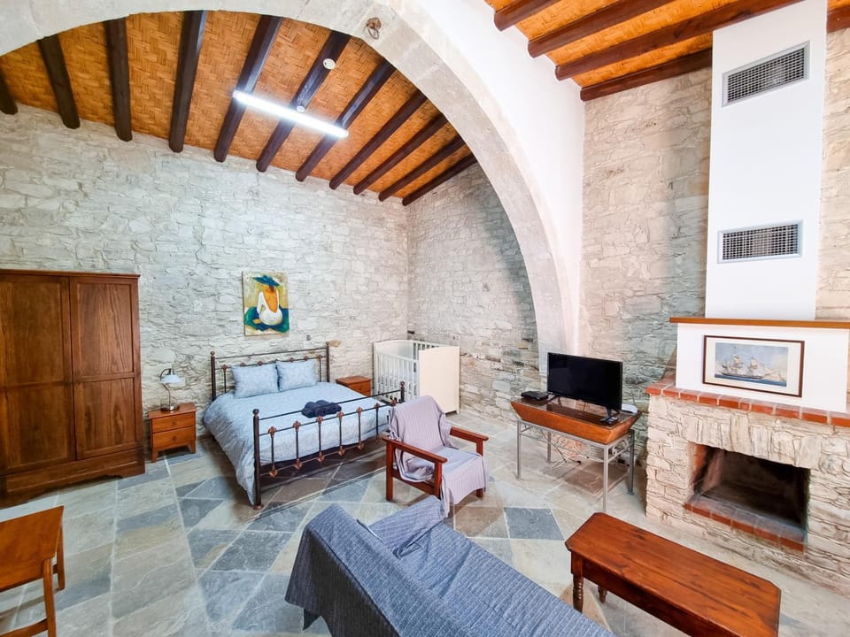 Bed, TV and multimedia, Living room, Photo of the whole room, Seating area, Bedroom, flat iron