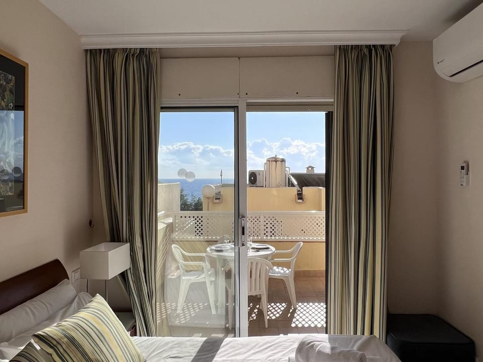 Living room, Seating area, Dining area, minibar, pet friendly, stove