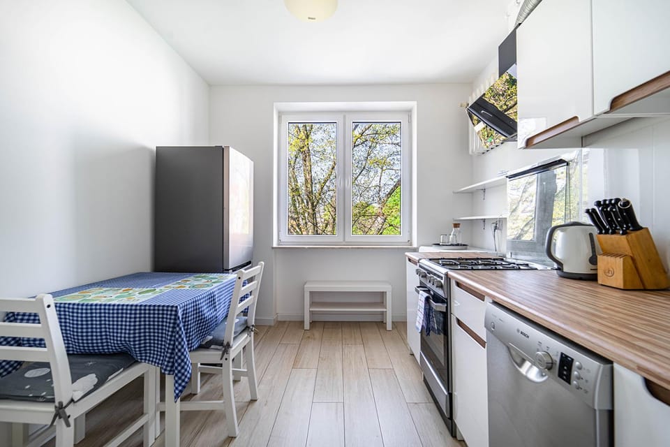 Kitchen or kitchenette, Dining area, dishwasher, minibar, stove