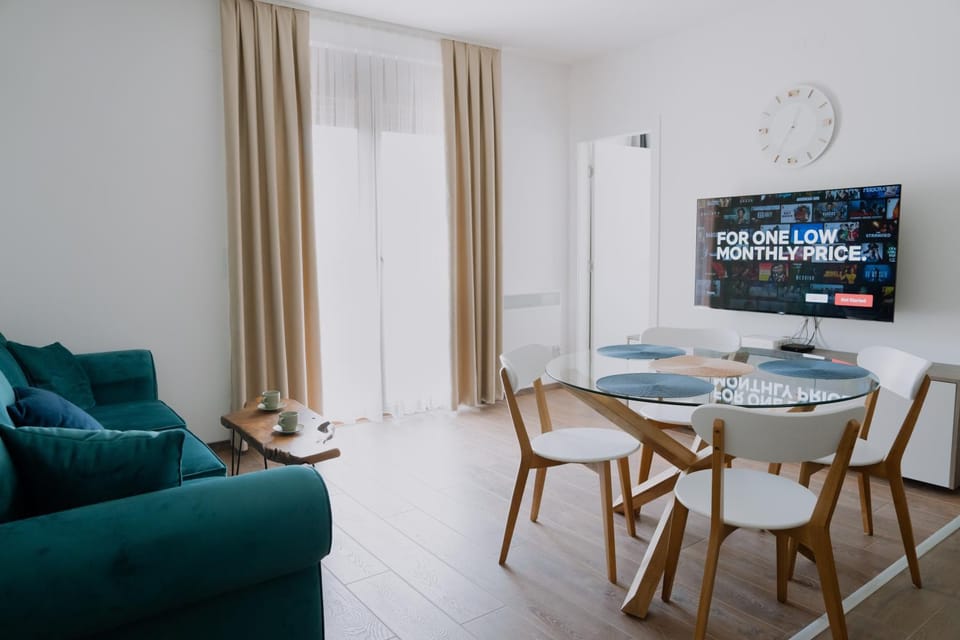 TV and multimedia, Living room, Seating area, Dining area