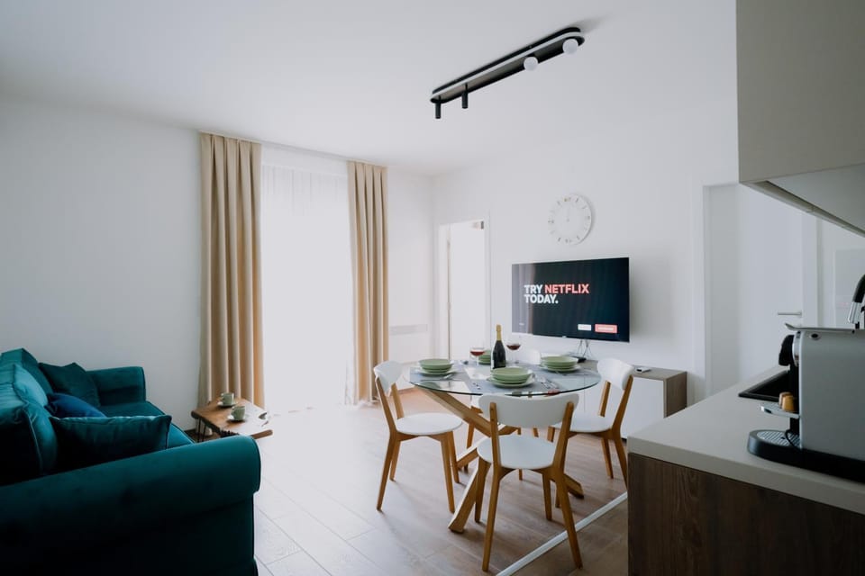 TV and multimedia, Living room, Seating area, Dining area