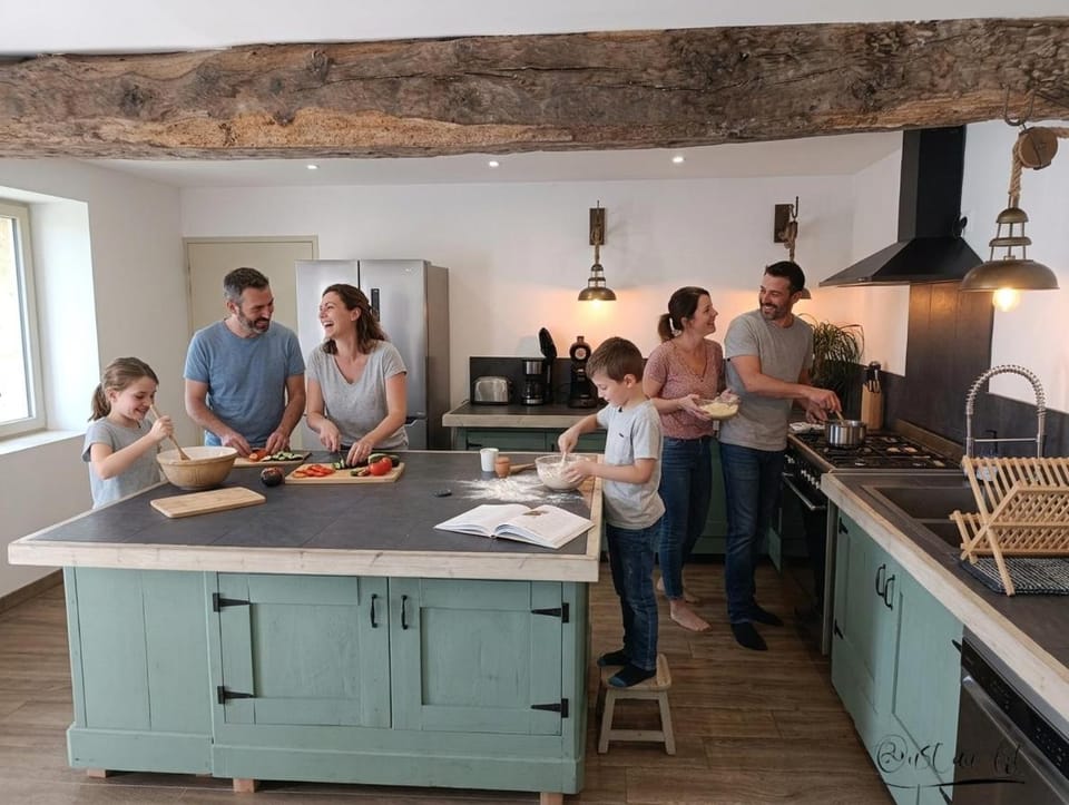Kitchen or kitchenette, group of guests, Family, stove