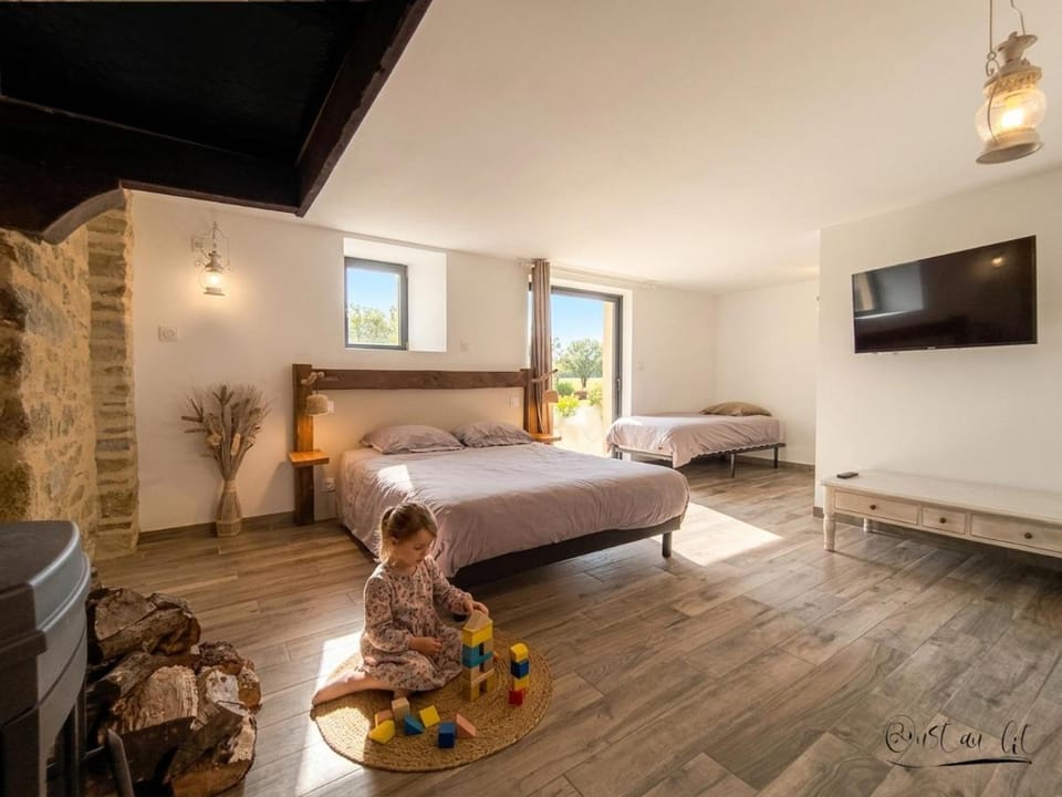 Bed, TV and multimedia, Photo of the whole room, Bedroom