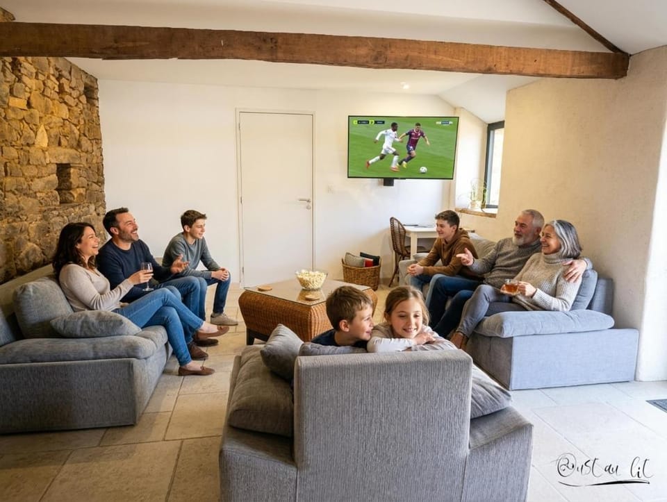 Communal lounge/ TV room, TV and multimedia, Living room, group of guests, Family
