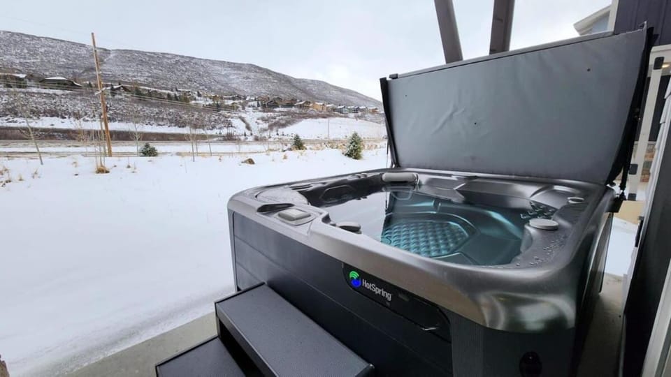 Pristine 3BR with Hot Tub 15min to Park City House in Hideout