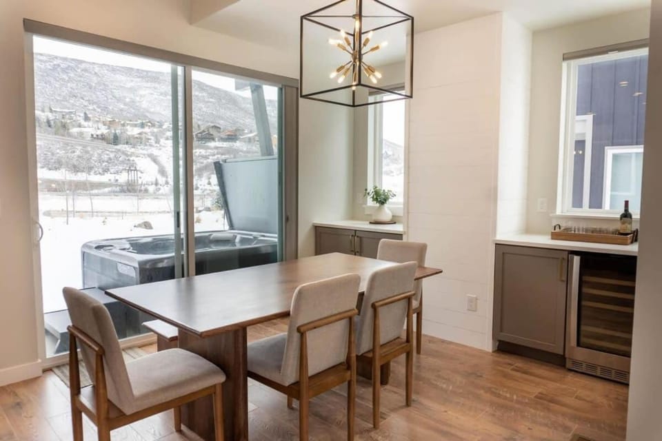 Pristine 3BR with Hot Tub 15min to Park City House in Hideout