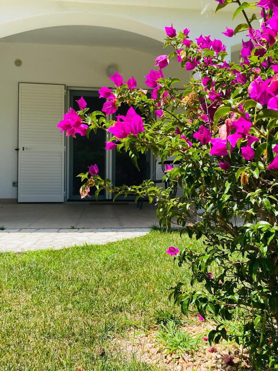 Property building, Facade/entrance, Garden, Garden view