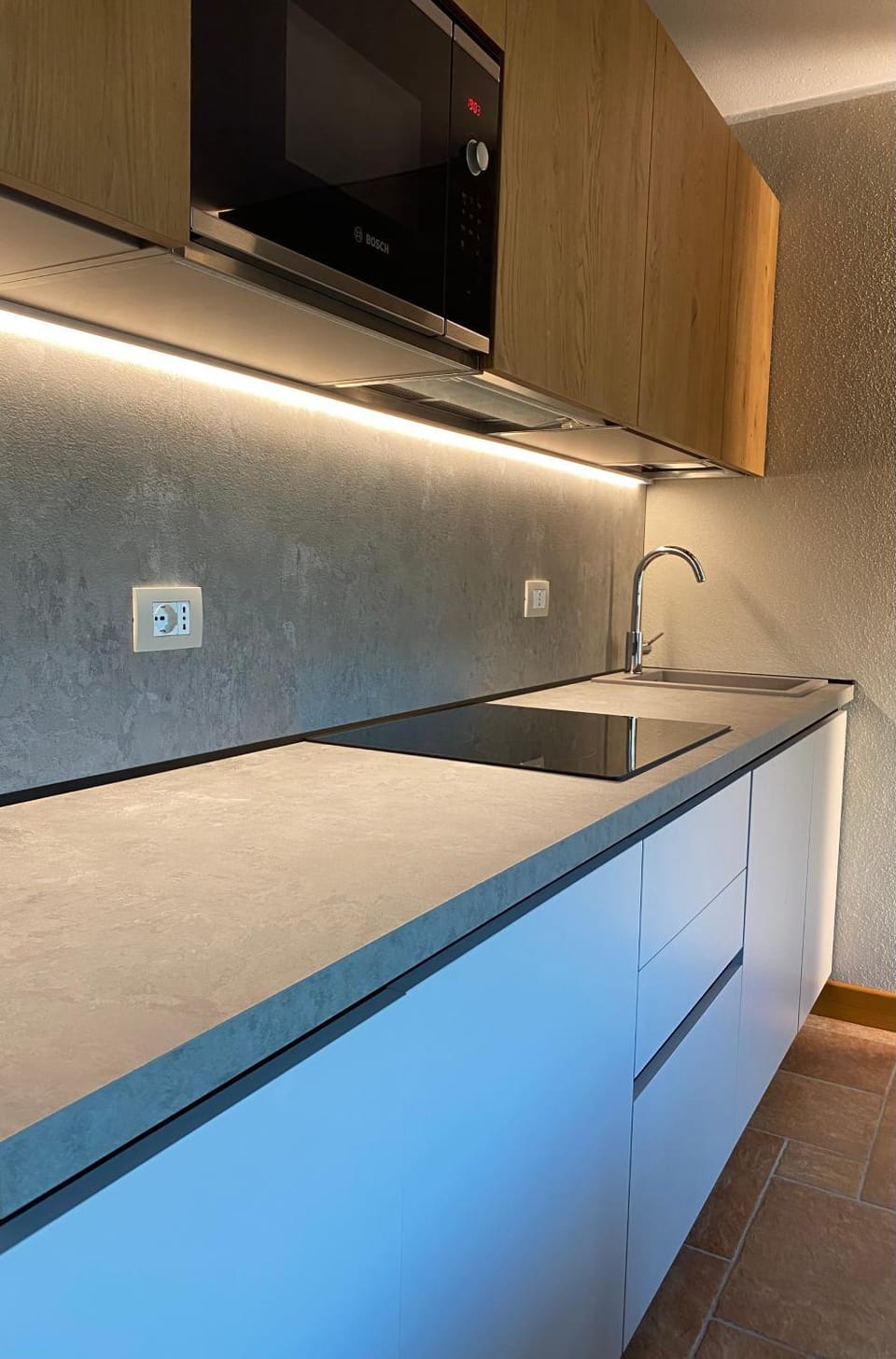 Kitchen or kitchenette, dishwasher, stove