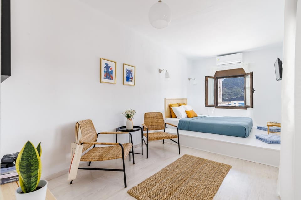 Photo of the whole room, Seating area, Bedroom