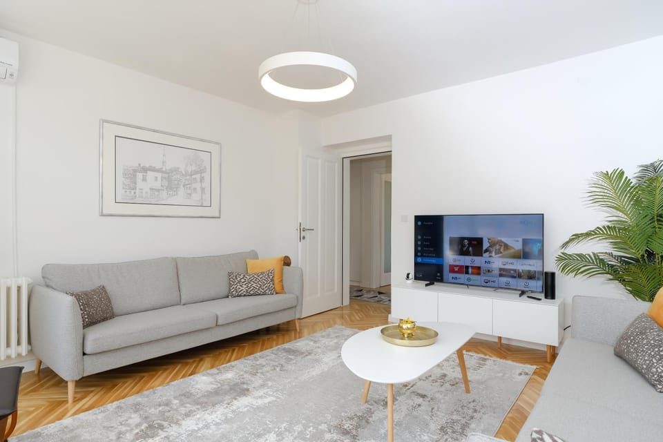 Communal lounge/ TV room, TV and multimedia, Living room, Seating area, Evening entertainment
