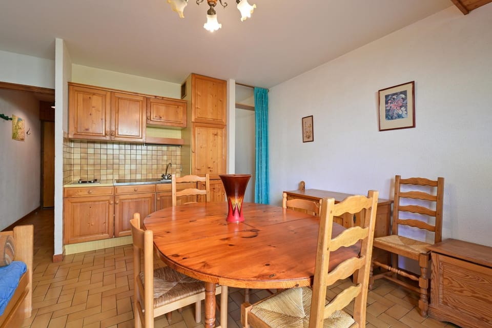 Property building, Kitchen or kitchenette, Living room