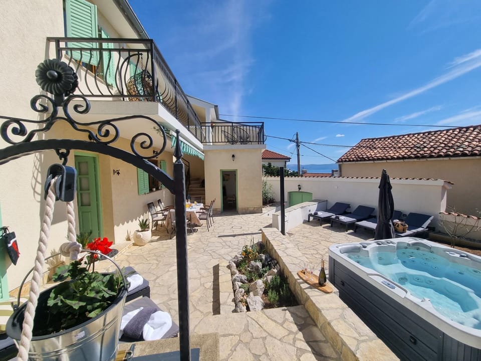 Garden, Hot Tub