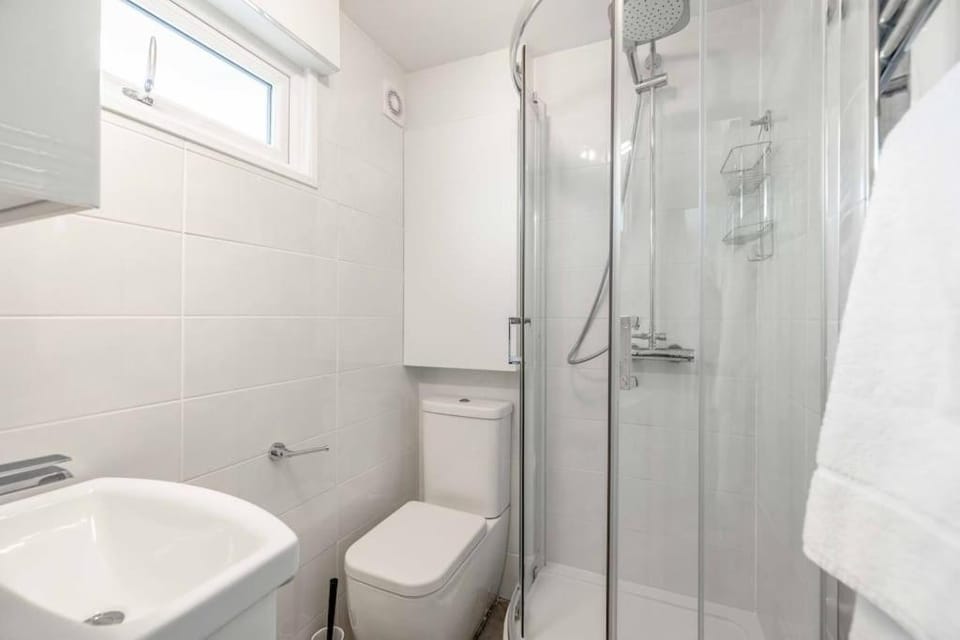 Central Windsor, 5 mins to Legoland, Driveway - By Tempstay House in Windsor