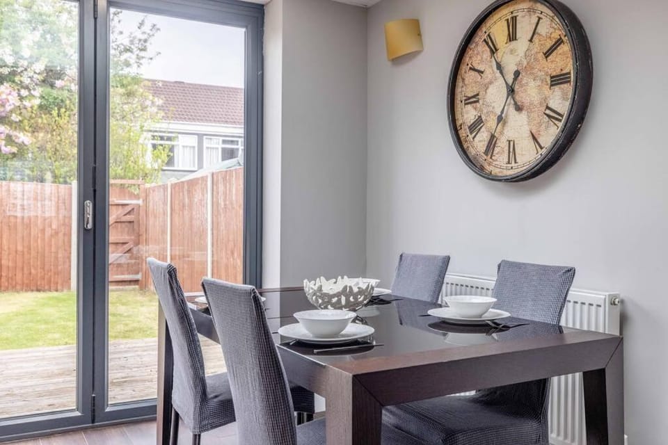 Central Windsor, 5 mins to Legoland, Driveway - By Tempstay House in Windsor