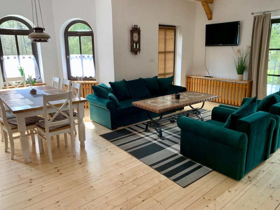 Communal lounge/ TV room, Communal lounge/ TV room, TV and multimedia, Living room, Seating area, Dining area, Evening entertainment