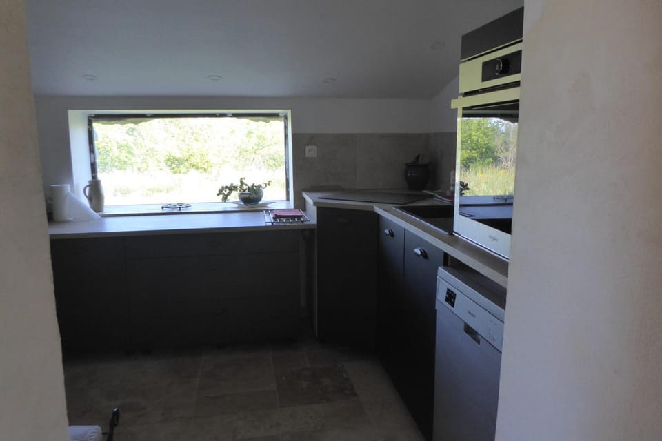 Coffee/tea facilities, dishwasher, minibar, pet friendly, stove, toaster, washing machine