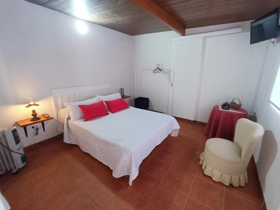Bed, TV and multimedia, Photo of the whole room, Bedroom