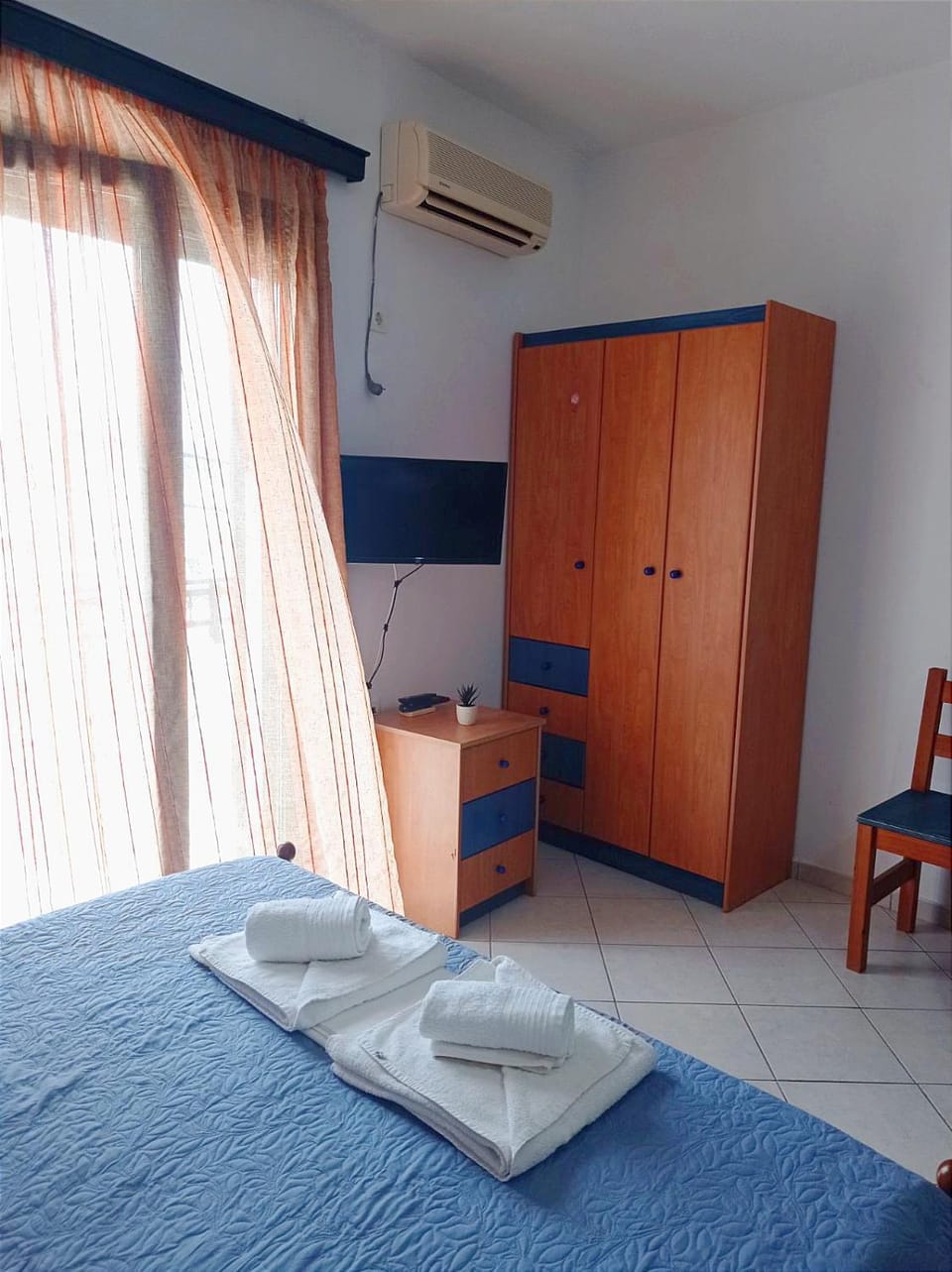 Bed, Photo of the whole room, Bedroom, towels, wardrobe, air conditioner