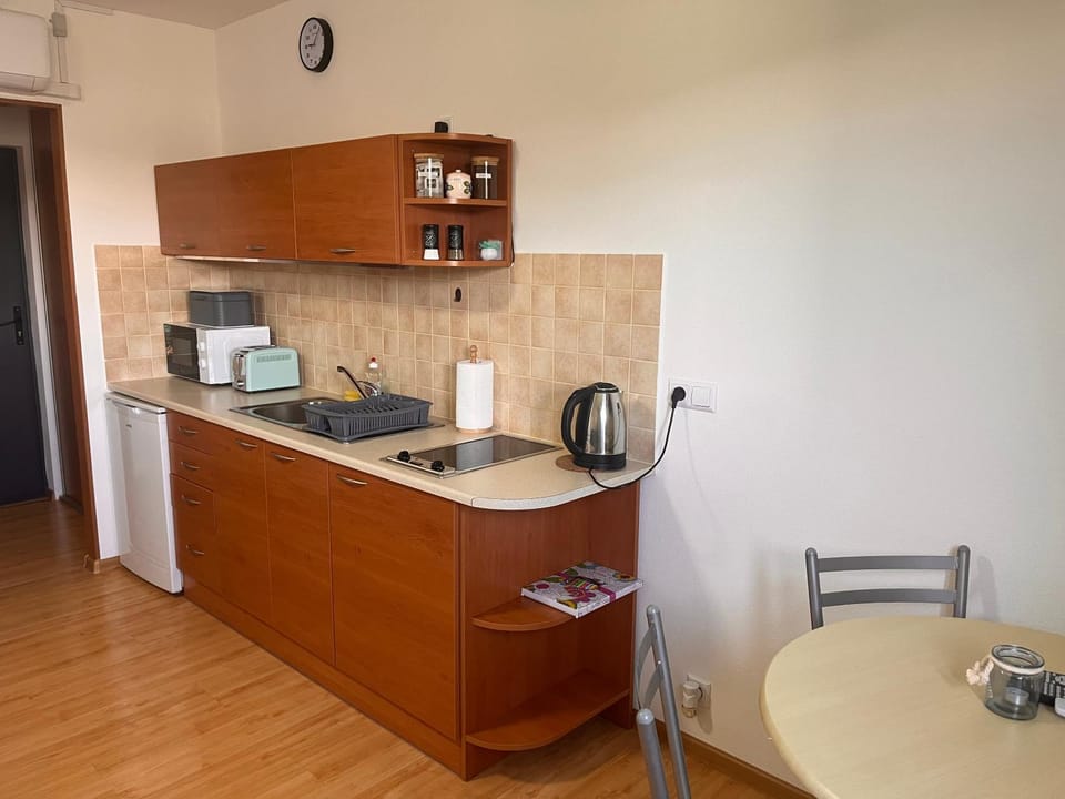 Coffee/tea facilities, Kitchen or kitchenette, Dining area, stove, toaster