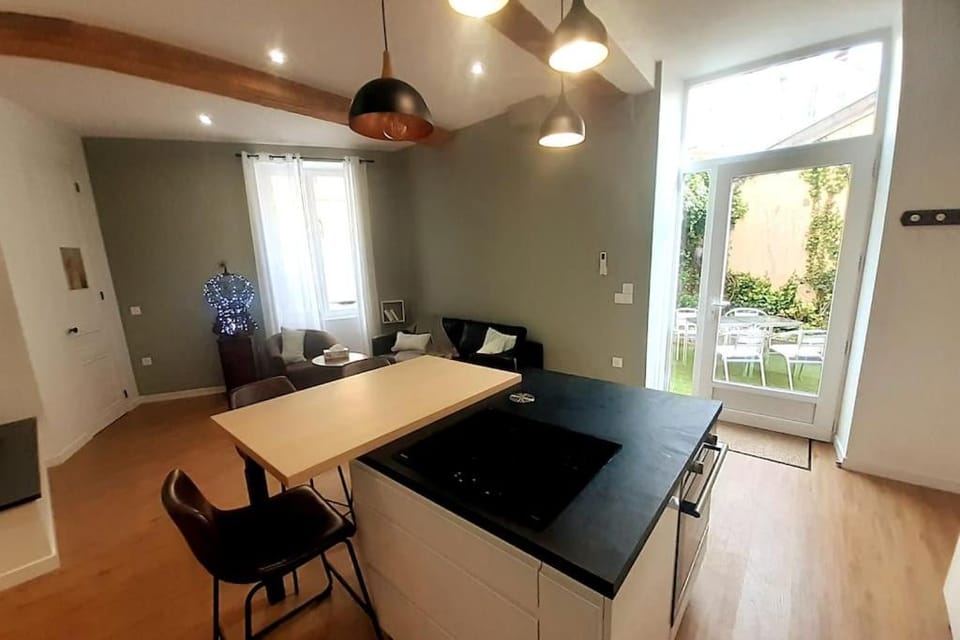 Classé 4 étoiles - Cybèle - Centre ville 2 Chambres, cour privative et Garage Apartment in Auvergne-Rhône-Alpes