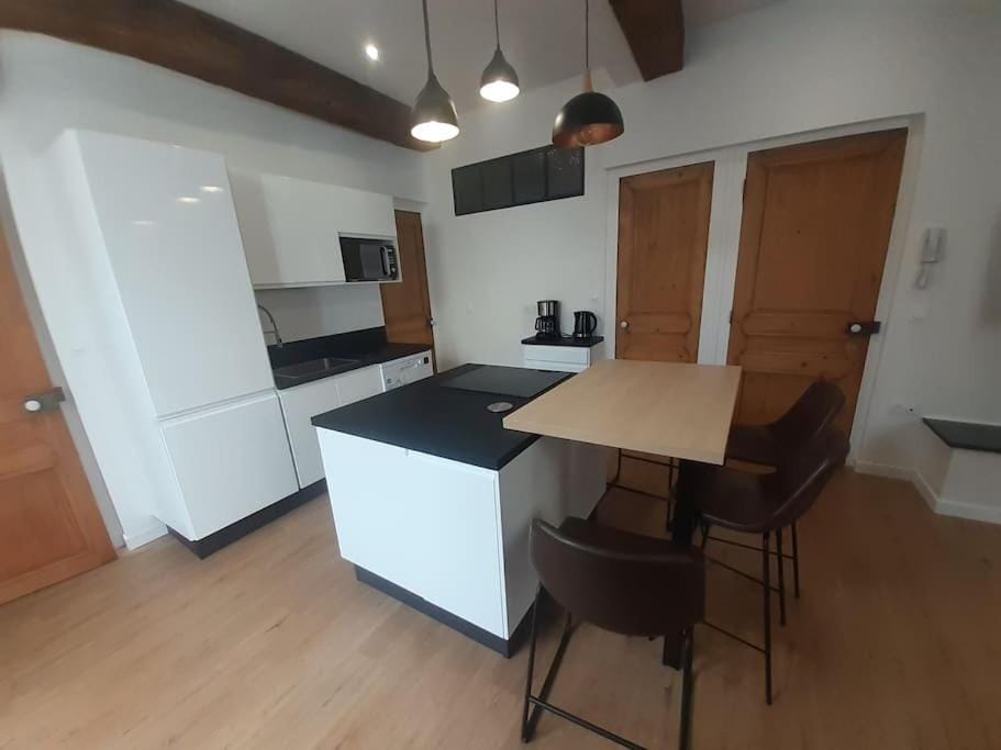 Classé 4 étoiles - Cybèle - Centre ville 2 Chambres, cour privative et Garage Apartment in Auvergne-Rhône-Alpes