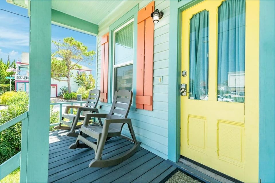 Casa Azul - 2 Blocks to Beach, Near Historic Strand, Private Yard! House in Galveston Island