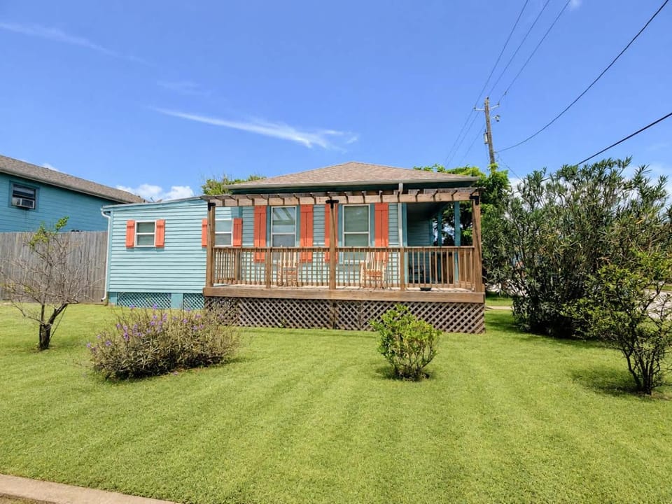 Casa Azul - 2 Blocks to Beach, Near Historic Strand, Private Yard! House in Galveston Island