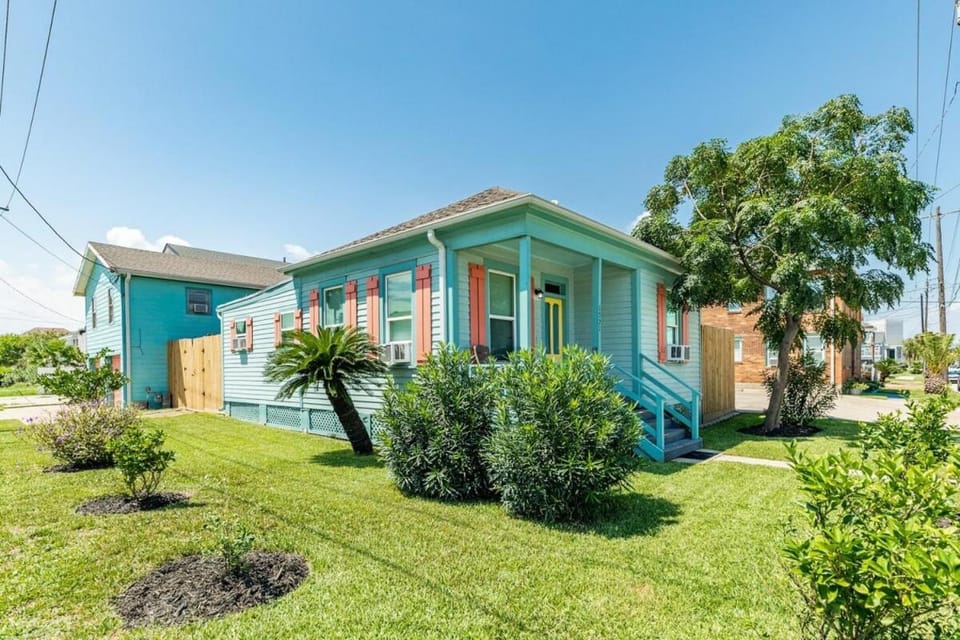 Casa Azul - 2 Blocks to Beach, Near Historic Strand, Private Yard! House in Galveston Island