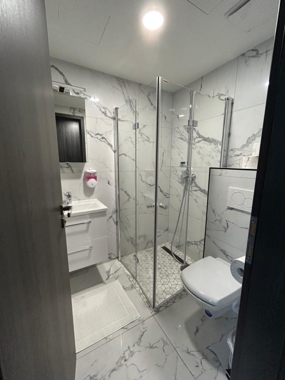 Shower, Toilet, Bathroom, towels