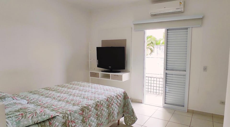 Bed, TV and multimedia, Photo of the whole room, Bedroom, air conditioner
