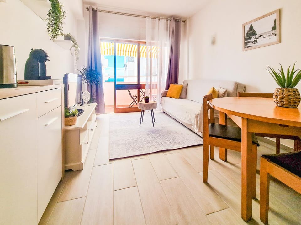TV and multimedia, Kitchen or kitchenette, Living room, Seating area, Dining area