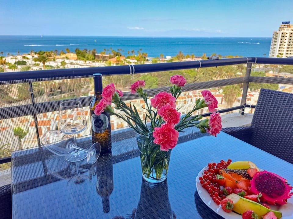 Day, View (from property/room), Balcony/Terrace, Dining area, City view, Sea view