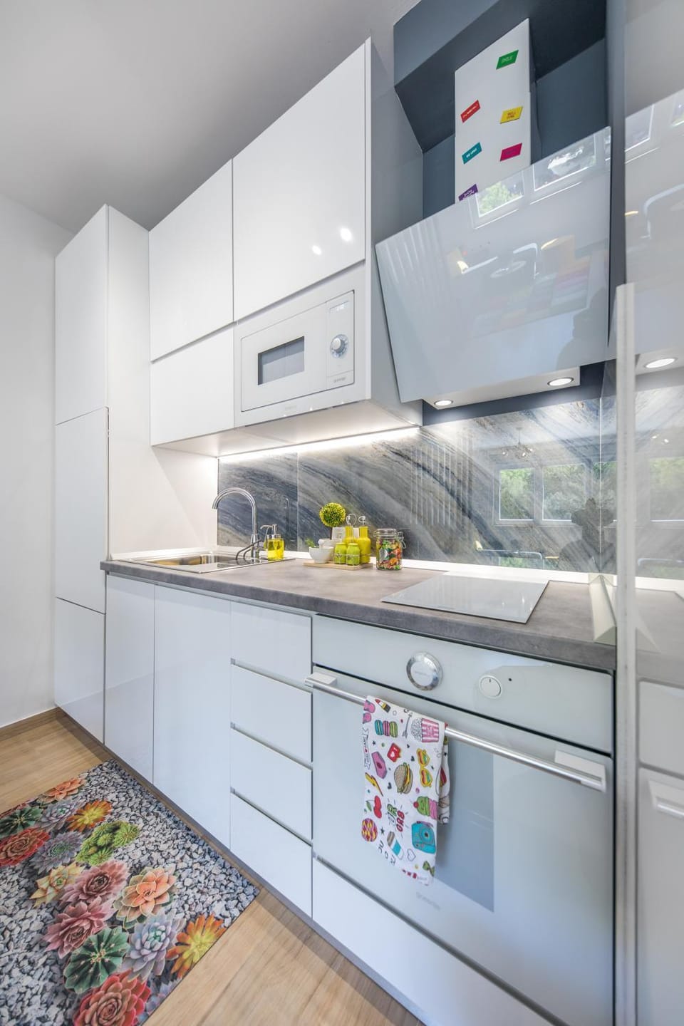 Coffee/tea facilities, dishwasher, microwave, minibar, oven, stove, toaster, kitchen
