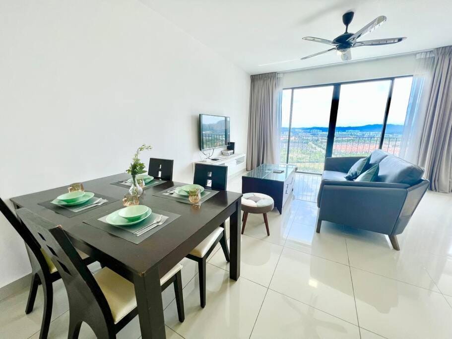 T1 Cozy 1-10Pax 2Room Trefoil Setia Alam Smart TV WiFi Apartment in Selangor, Malaysia