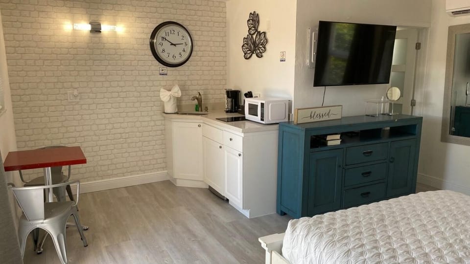 Steps to the beach -Renovated studio Unit #1 Apartment in Lauderdale-by-the-Sea