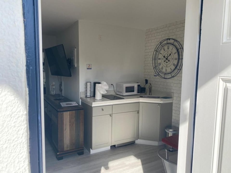 2 min walk to the Beach- Renovated King Studio #2 Apartment in Lauderdale-by-the-Sea