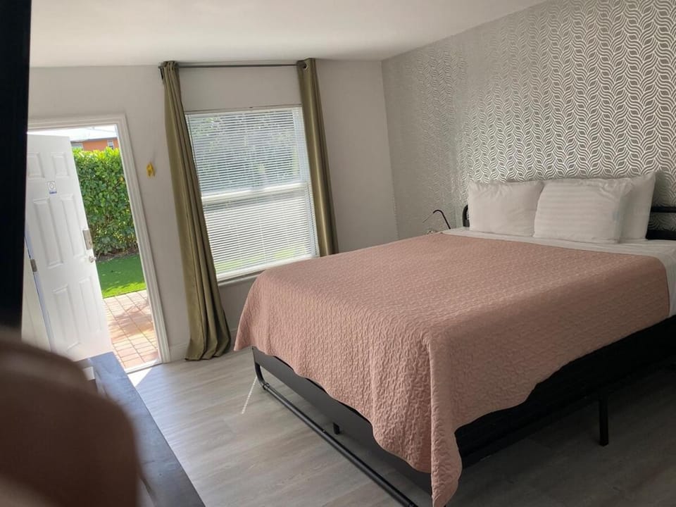 2 min walk to the Beach- Renovated King Studio #2 Apartment in Lauderdale-by-the-Sea