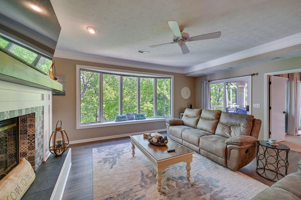 Lake Keowee Condo: Resort Pools & Lake Access! House in Lake Keowee