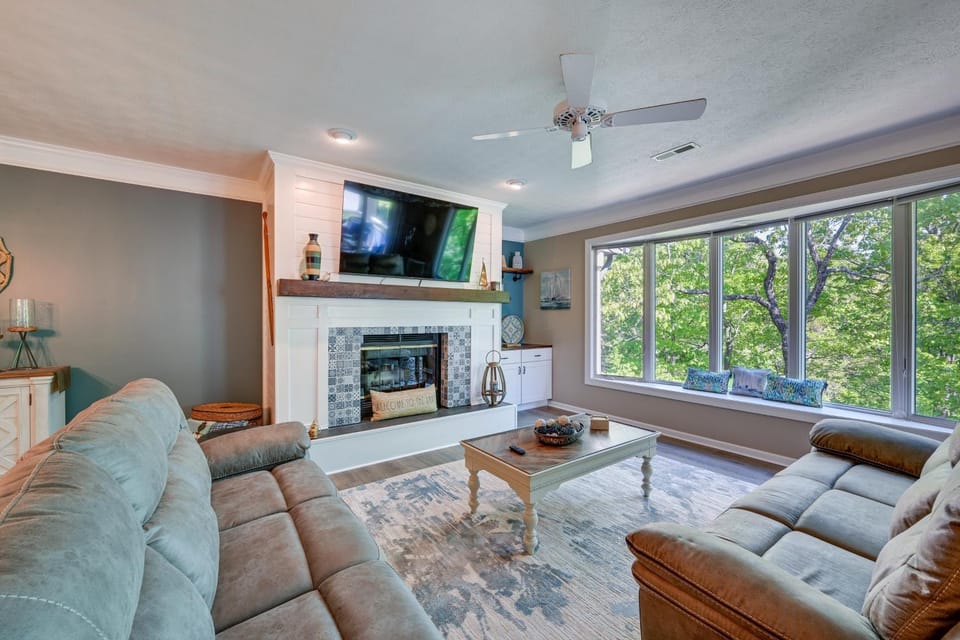 Lake Keowee Condo: Resort Pools & Lake Access! House in Lake Keowee
