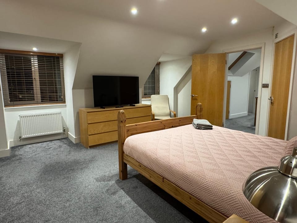 Broadway Pool House with Sauna & Jacuzzi Villa in Herne Bay