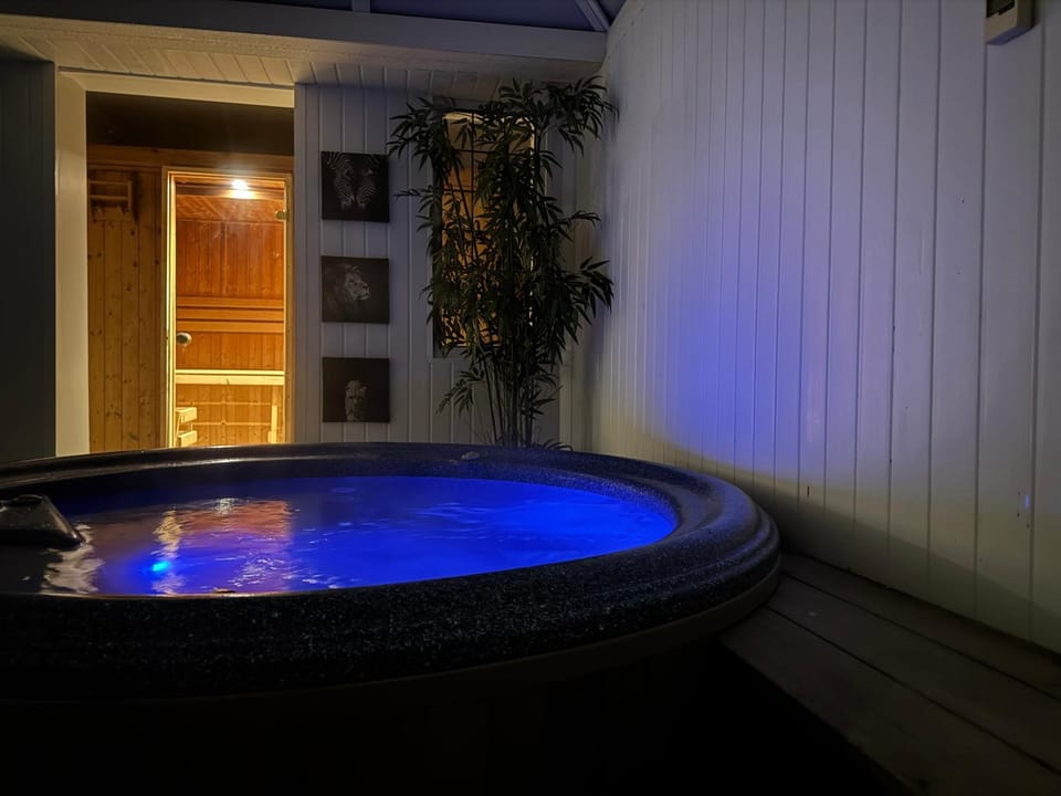 Broadway Pool House with Sauna & Jacuzzi Villa in Herne Bay