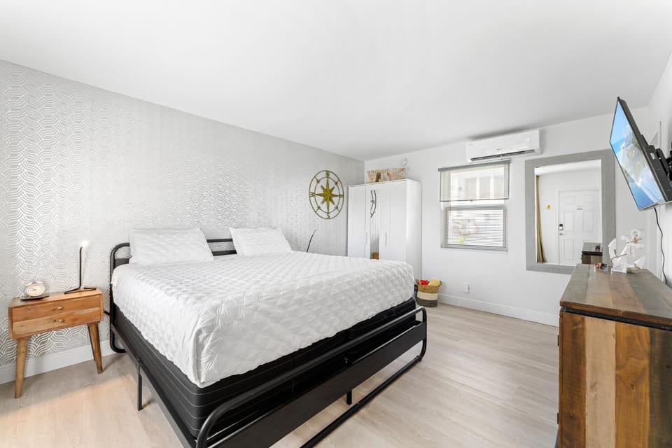 Steps from the beach-All renovated studio Unit #3 Apartment in Lauderdale-by-the-Sea