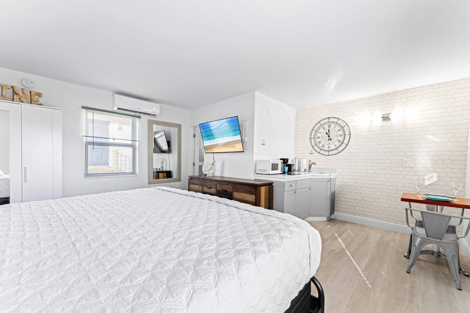 Steps from the beach-All renovated studio Unit #3 Apartment in Lauderdale-by-the-Sea