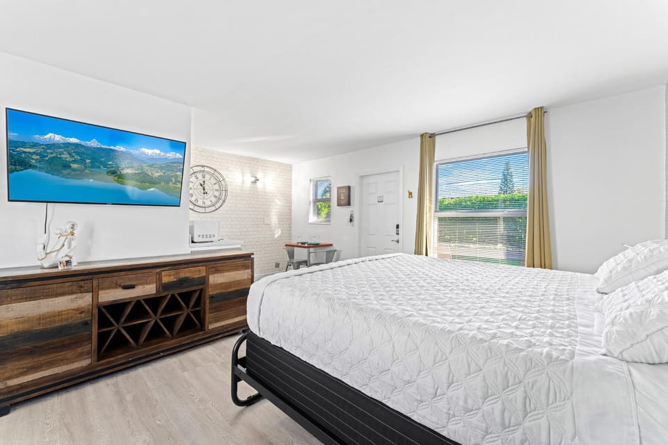Steps from the beach-All renovated studio Unit #3 Apartment in Lauderdale-by-the-Sea